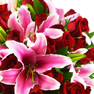 Florero con 12 rosas rojas y 5 varas de lilium rosado