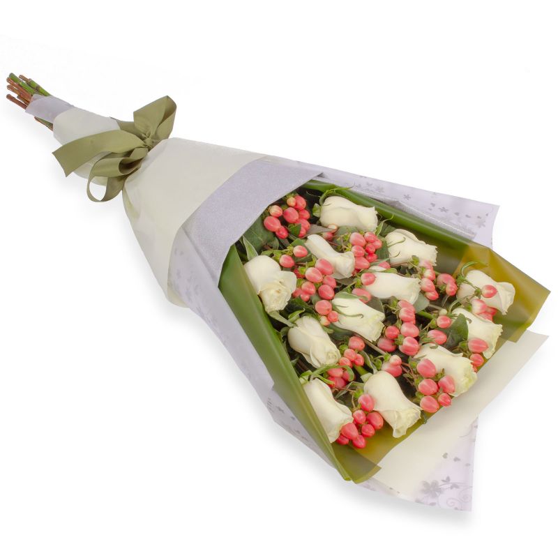 Ramo 12 rosas blancas e hypericum
