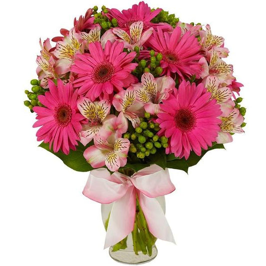 Florero con 10 gerberas rosadas acompañadas por astromelias blancas con rosa e hypericum verde verde