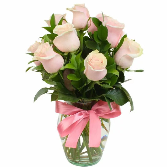 Florero con 12 rosas rosadas combinado con ruscus