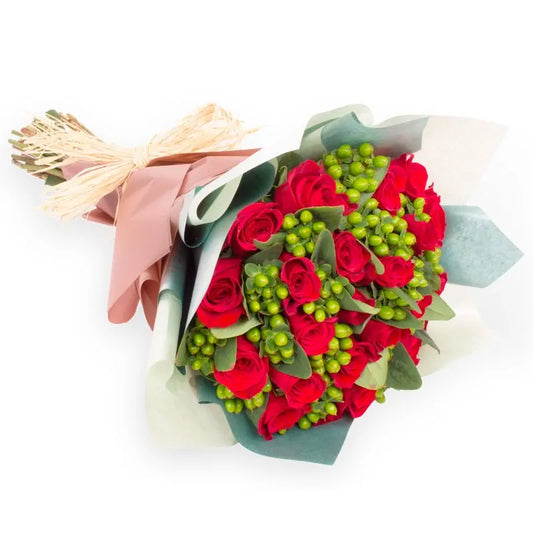 Ramo circular 18 rosas rojas e hypericum